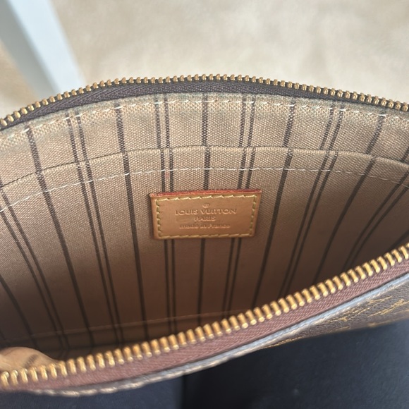 Louis Vuitton Neverfull pouch. - Picture 5 of 6